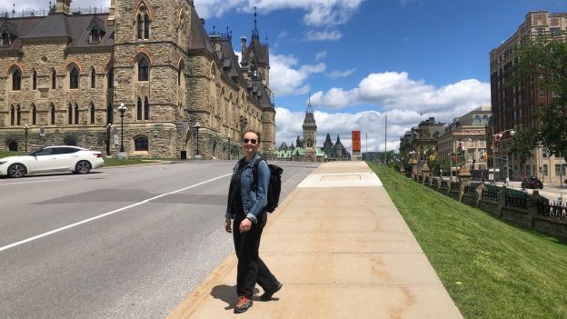 Anne Huber Vor Dem Parlament In Ottawa